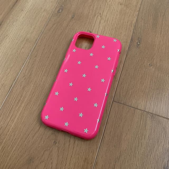 A bright pink phone case decorated with small silver stars lying on a plain wooden floor
Chat attachment instruction: Generate exactly one in-world chat attachment, not a collage, split-screen, comic panel, flashback, or explanatory scene. If the prompt is a screenshot, phone screen, document, note, card, map, receipt, label, object photo, or photo someone took, frame that artifact directly. A name appearing in visible text or in 'photo taken by X' is not an instruction to draw that person. Do not show recurring story participants as visible people unless the prompt itself explicitly says they are visible. Keep unrequested people, faces, and bodies out of the image.