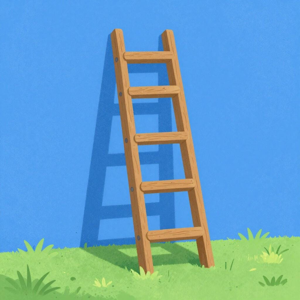 Una scala di legno appoggiata a un muro blu brillante.