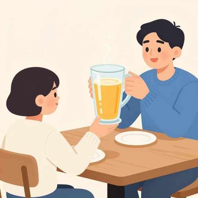 Une personne assise à une petite table, à qui un ami tend joyeusement une grande chope de cidre mousseuse dans une pièce confortable.