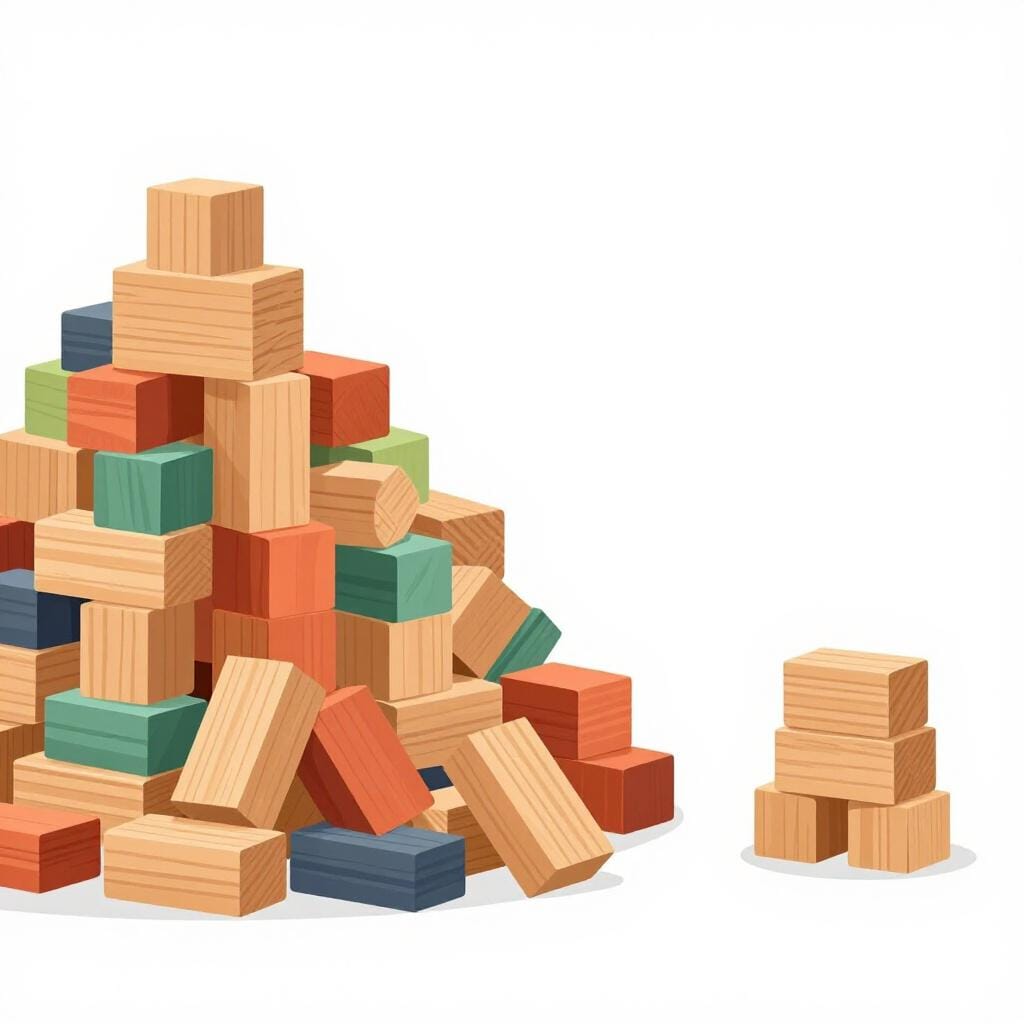 Uma grande pilha de blocos de construção coloridos ao lado de uma pilha muito menor dos mesmos blocos.