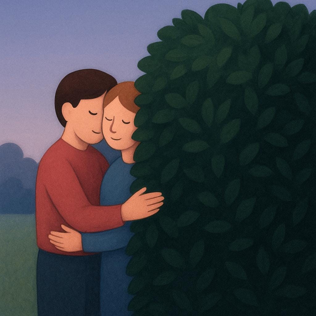 Twee eenvoudige figuren, een man en een vrouw, staan dicht bij elkaar en houden stiekem elkaars hand vast, gedeeltelijk verborgen achter een grote, donkergroene heg.