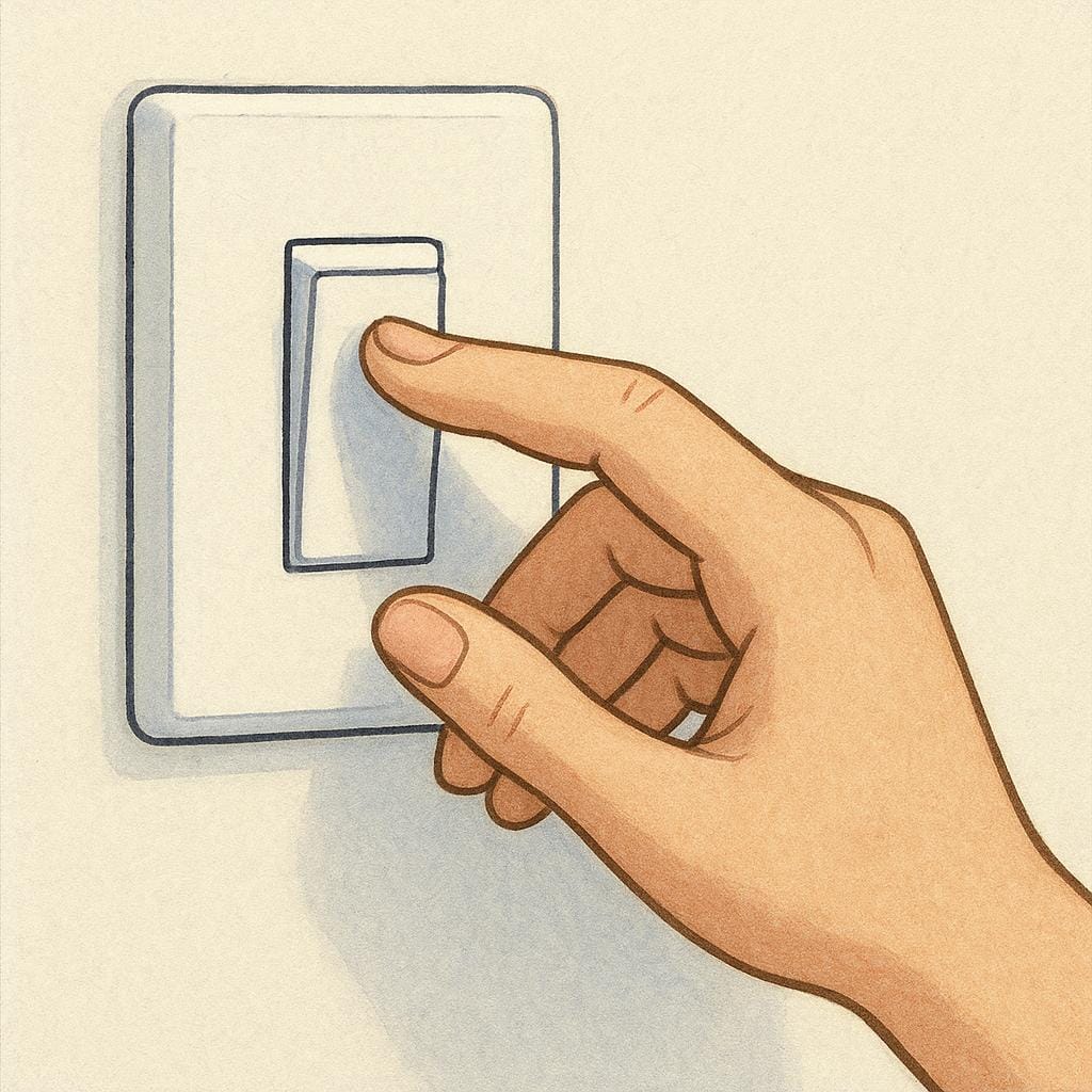 Uma visão em close-up de uma mão estendendo-se para desligar um interruptor de luz simples e branco na posição 'desligado'.