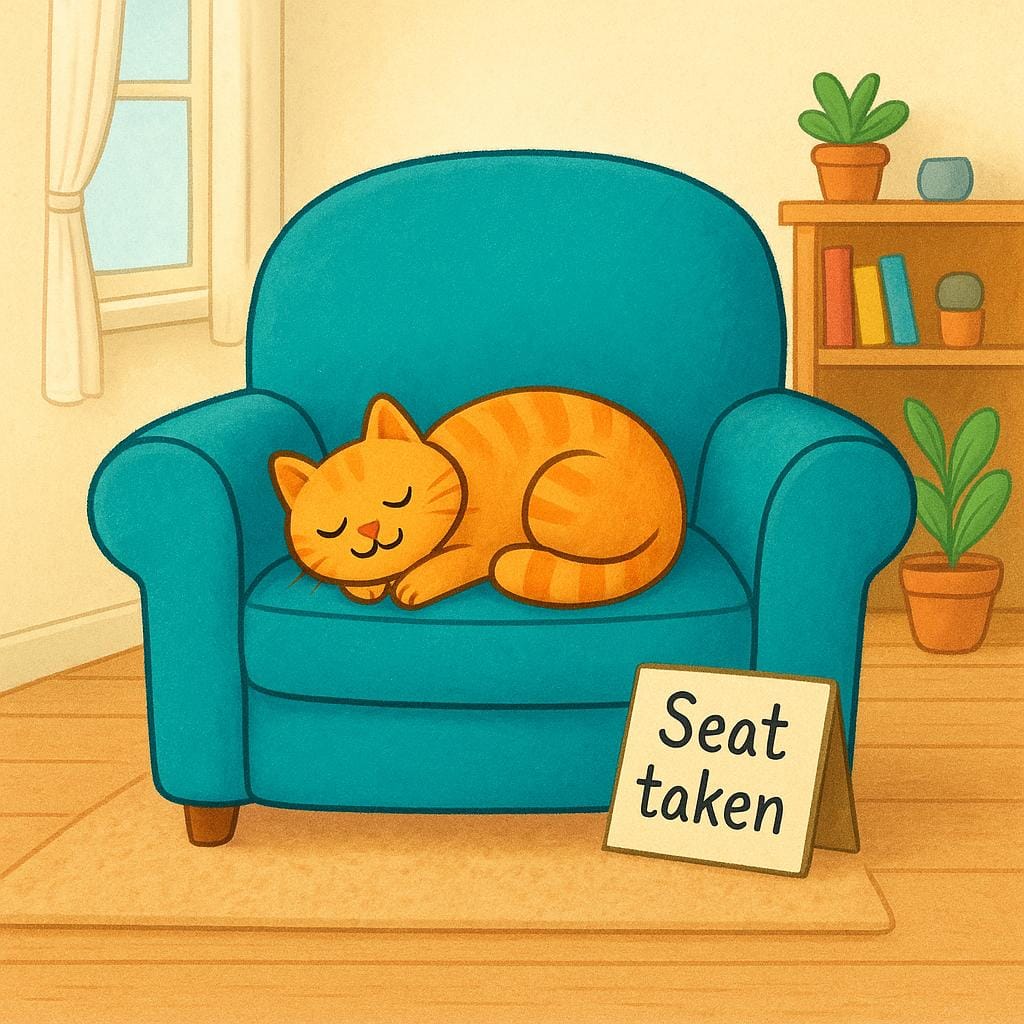 Uma poltrona aconchegante e colorida está completamente preenchida por um gato grande e contente dormindo profundamente na almofada, ilustrando que o assento está ocupado.