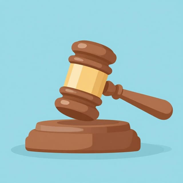 Een houten rechtershamer rustend op een massieve blok tegen een schone achtergrond.