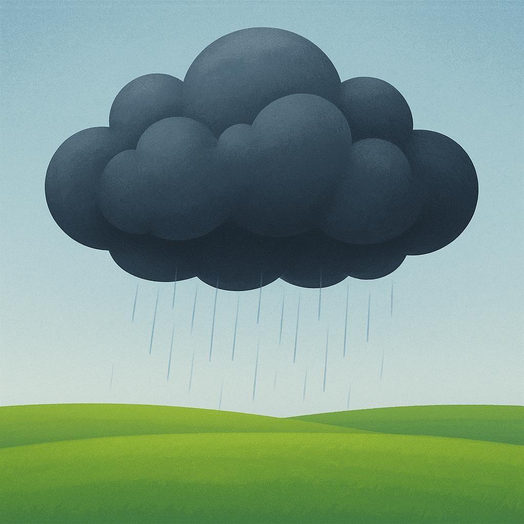 Eine große, dunkelgraue Sturmwolke hängt sehr tief, knapp über einem leuchtend grünen Feld, was auf bevorstehenden Regen hindeutet.