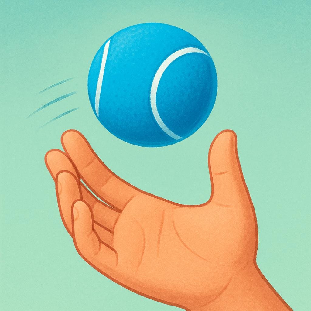 Una mano tesa che afferra con successo una palla blu brillante a mezz'aria.