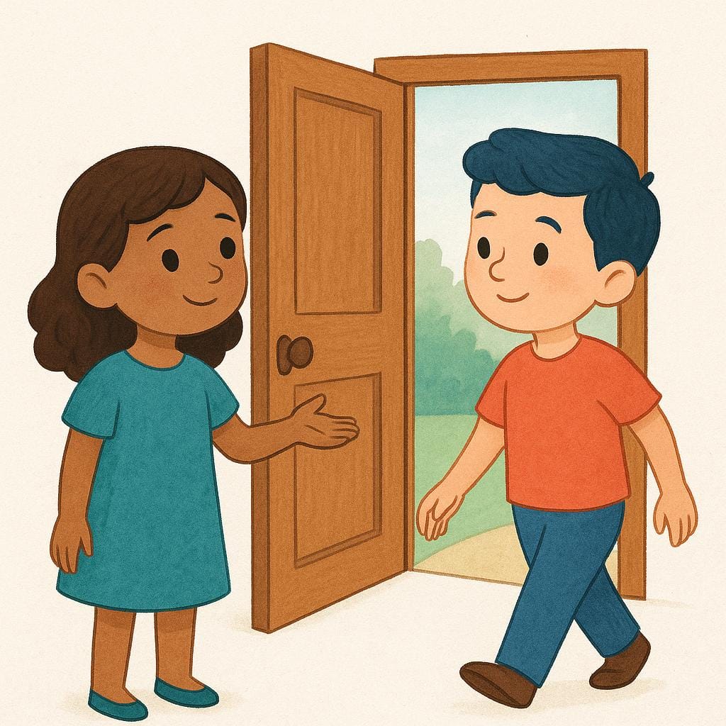 Una ragazza tiene aperta una piccola porta di legno, facendo un chiaro gesto con la mano a un ragazzo indicando che gli è permesso passare.