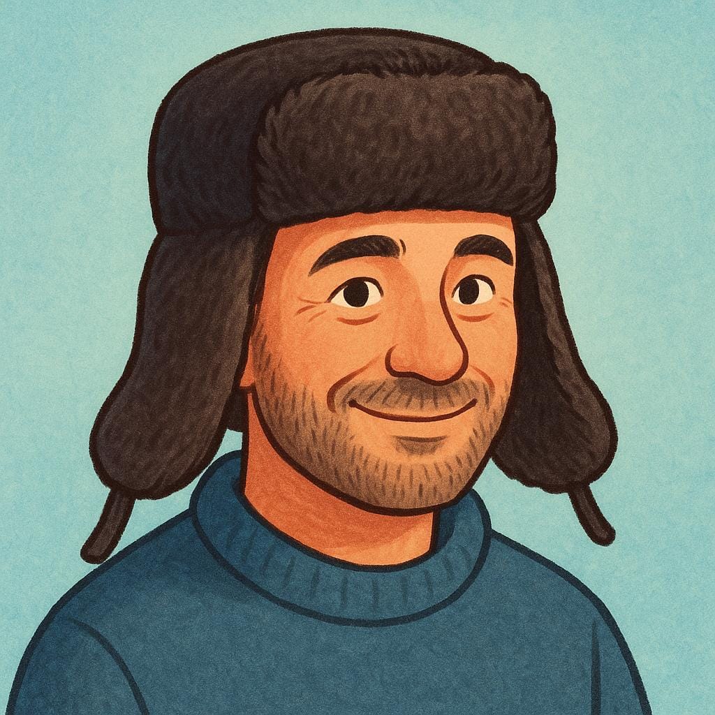 Een vriendelijke man met een lichte glimlach, die een traditionele donkere bont ushanka-muts draagt.