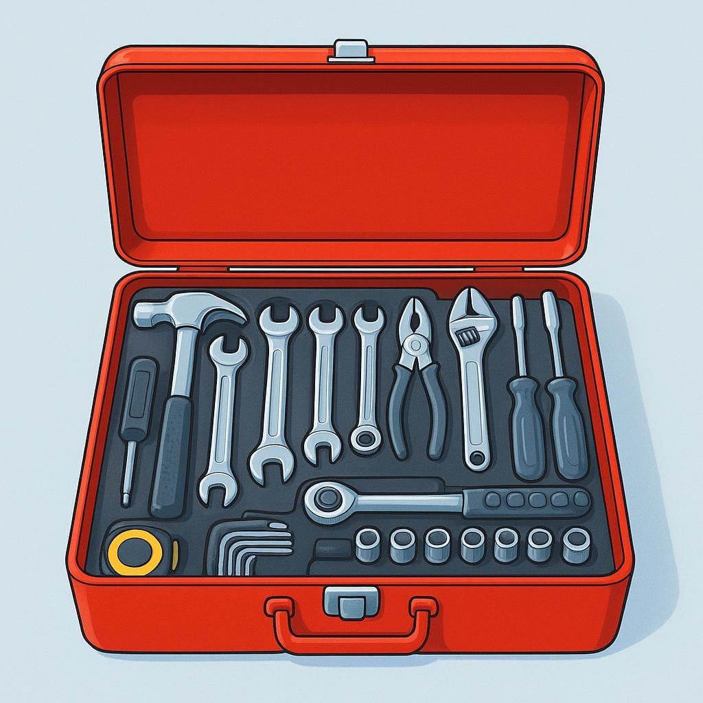 Una cassetta degli attrezzi rossa aperta che mostra diversi utensili manuali lucidi e ben organizzati.