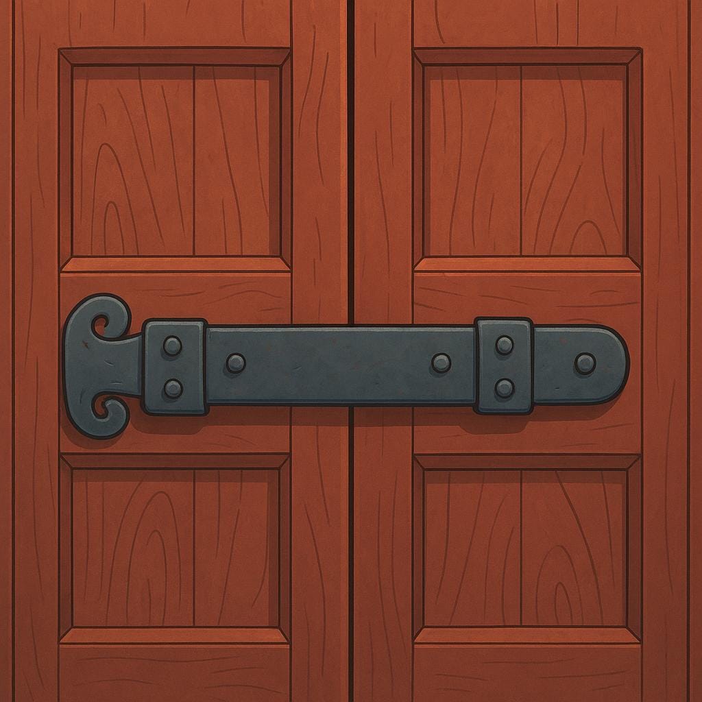 Um par de portas de madeira grossas e rústicas que estão firmemente fechadas e presas por uma grande tranca ou ferrolho de metal no centro.