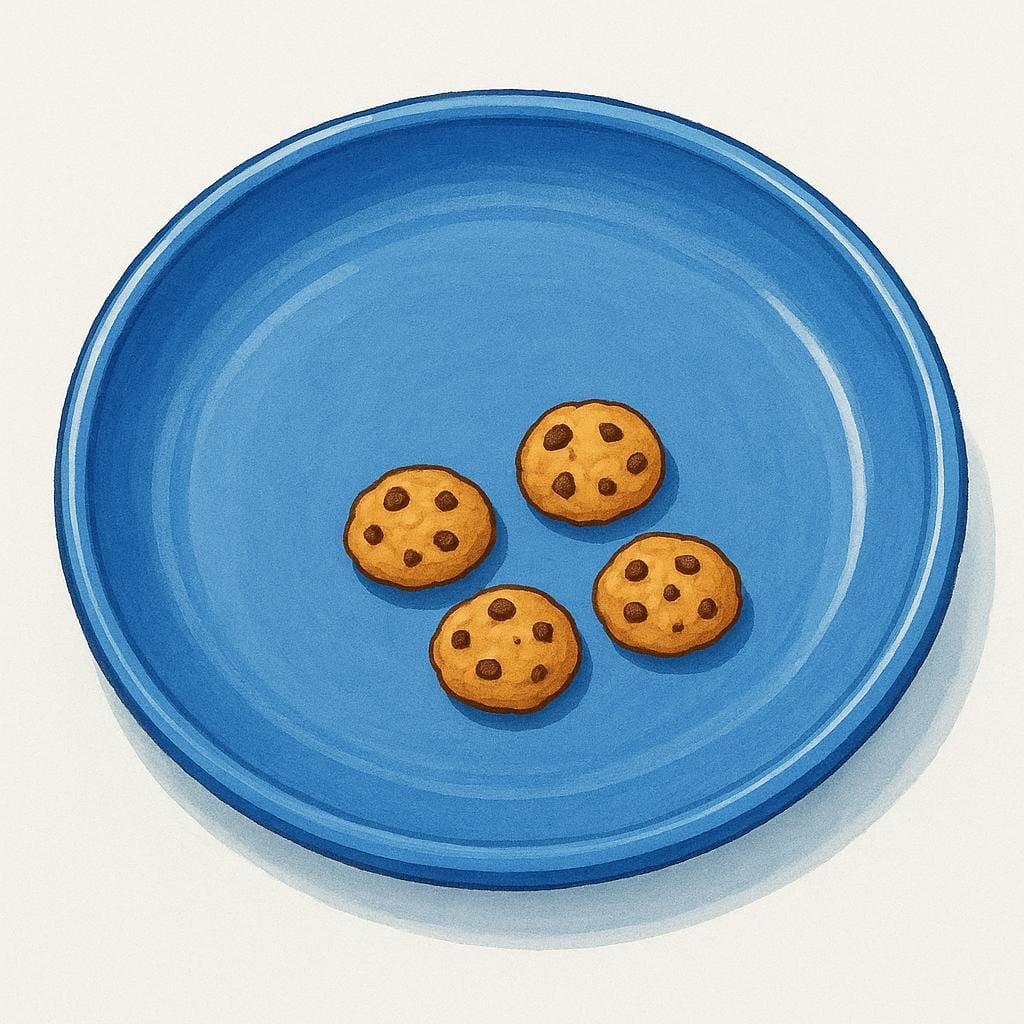 Um prato azul grande e vazio com apenas quatro pequenos biscoitos de chocolate restantes, ilustrando uma escassez entre um grupo anteriormente maior.