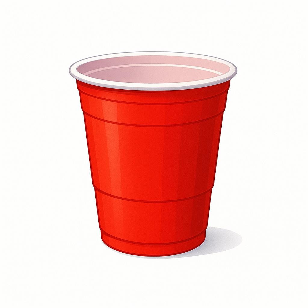 Une simple tasse en plastique rouge vif assise seule sur un fond blanc uni.