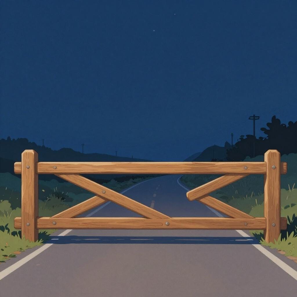 Een stevige houten poort is stevig gesloten over een kronkelend pad in de nacht, wat een avondklok of bewegingsbeperking symboliseert.