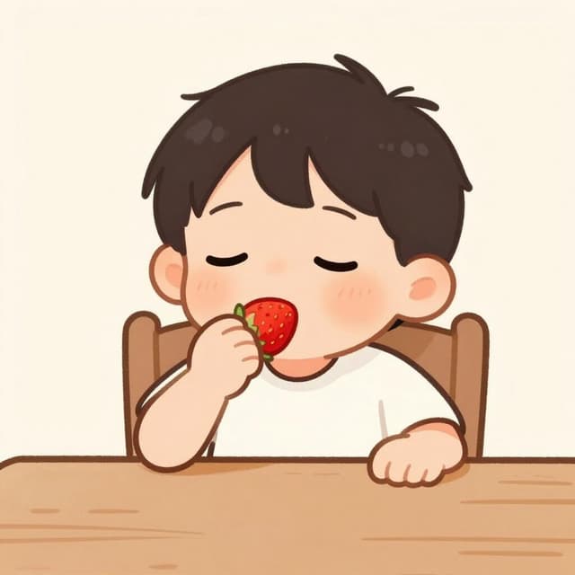 Un enfant ferme les yeux en souriant en mangeant une grosse fraise.